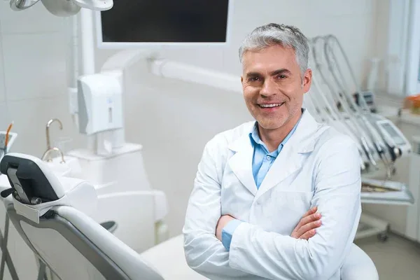 Dentista en su consultorio luego de integrar la tecnología digital