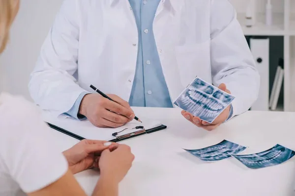 Consulta con paciente usando herramientas de ortodoncia digital