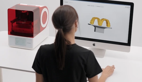 Odontóloga trabajando con una impresora dental 3D