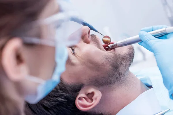 Paciente en una consulta menos invasiva debido a la medicina regenerativa en odontología