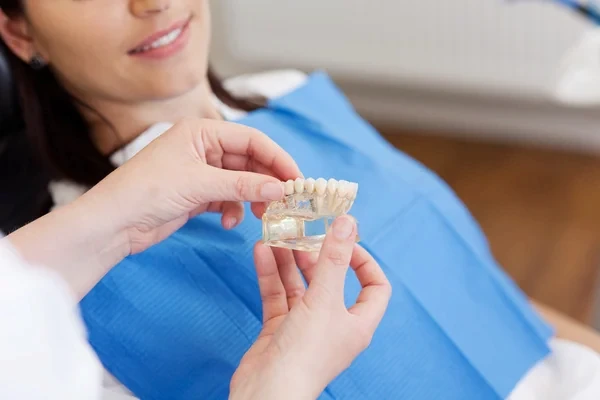 Paciente accediendo a tratamientos de odontología regenerativa