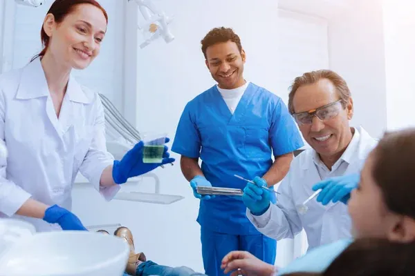 Odontólogo en una consulta cumpliendo las normas de bioseguridad en odontología