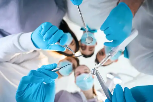 ¿Por qué es importante equipar bien una clínica dental?