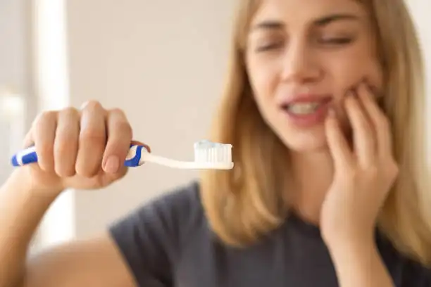 Hábitos comunes que provocan encías inflamadas