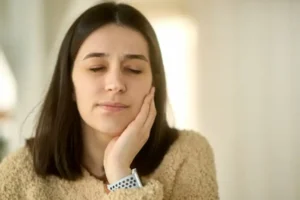 Hábitos diarios que podrían causar encías inflamadas