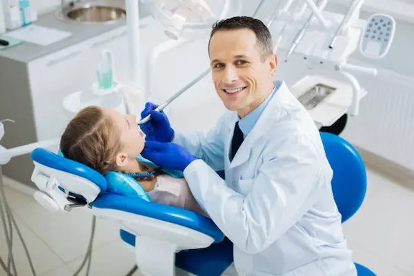 Equipos esenciales para una clínica odontopediátrica funcional