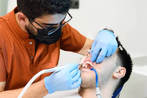 Etapas del proceso de limpieza dental profesional